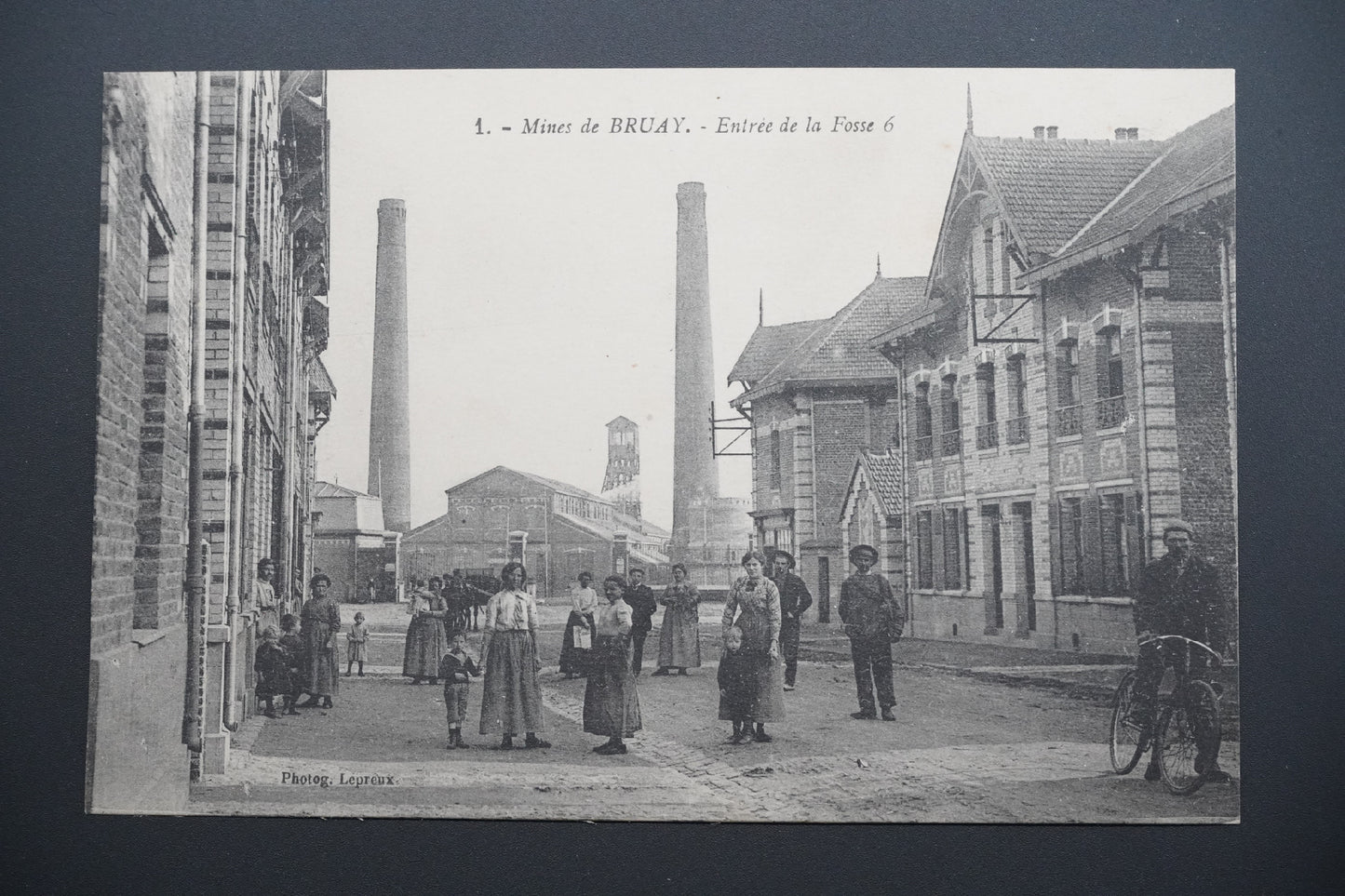 Pohlednice 1. - Mines de BRUAY. - Entree de la Fosse 6 (x9598)