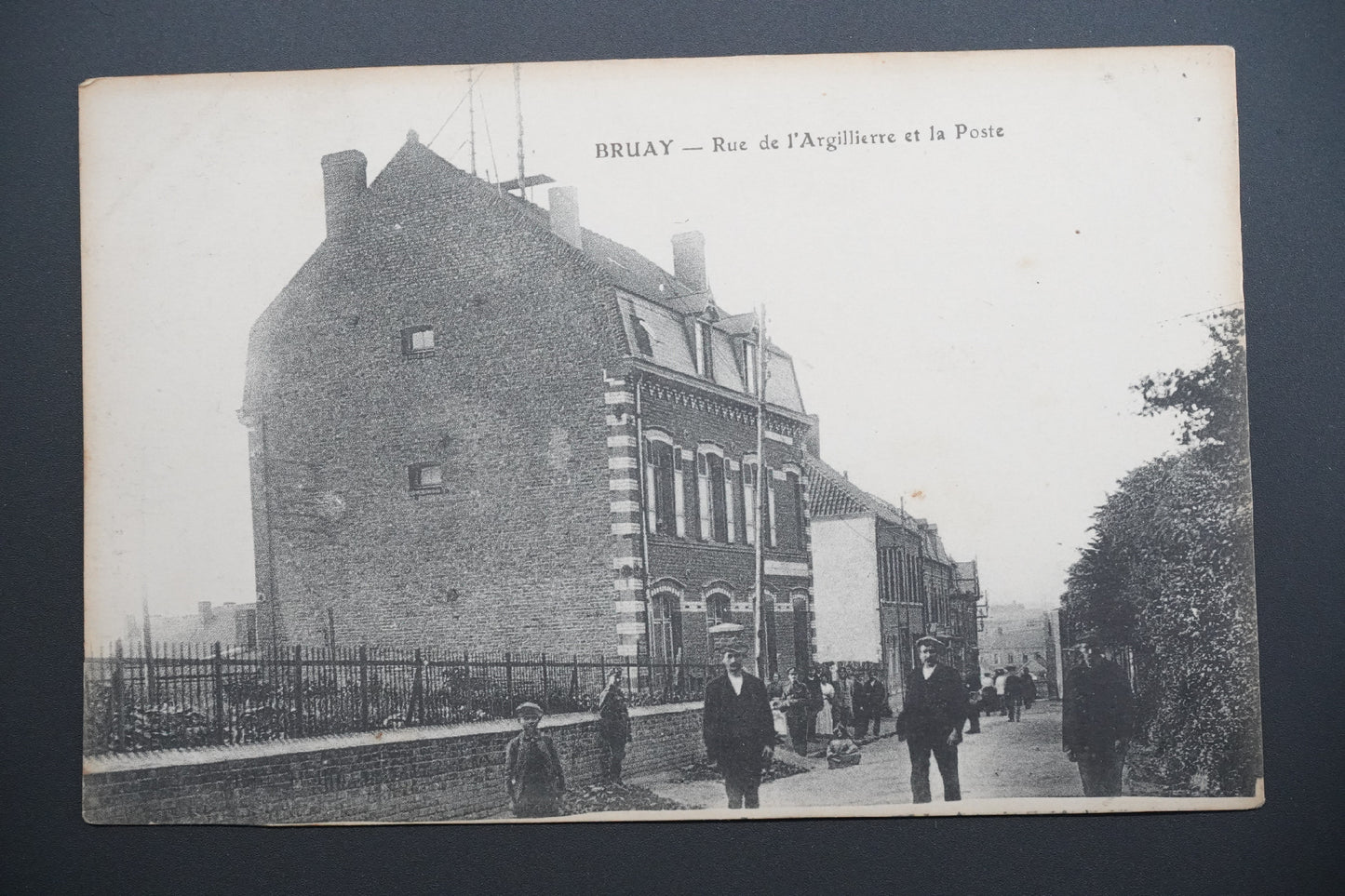 Pohlednice BRUAY - Rue de l`Argillierre et la Poste (x9599)