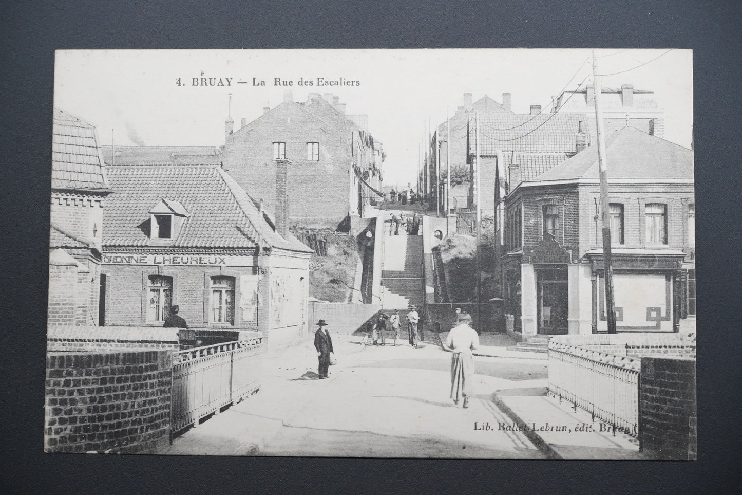Pohlednice 4. BRUAY - LA RUE DES ESCALIERS (x9602)