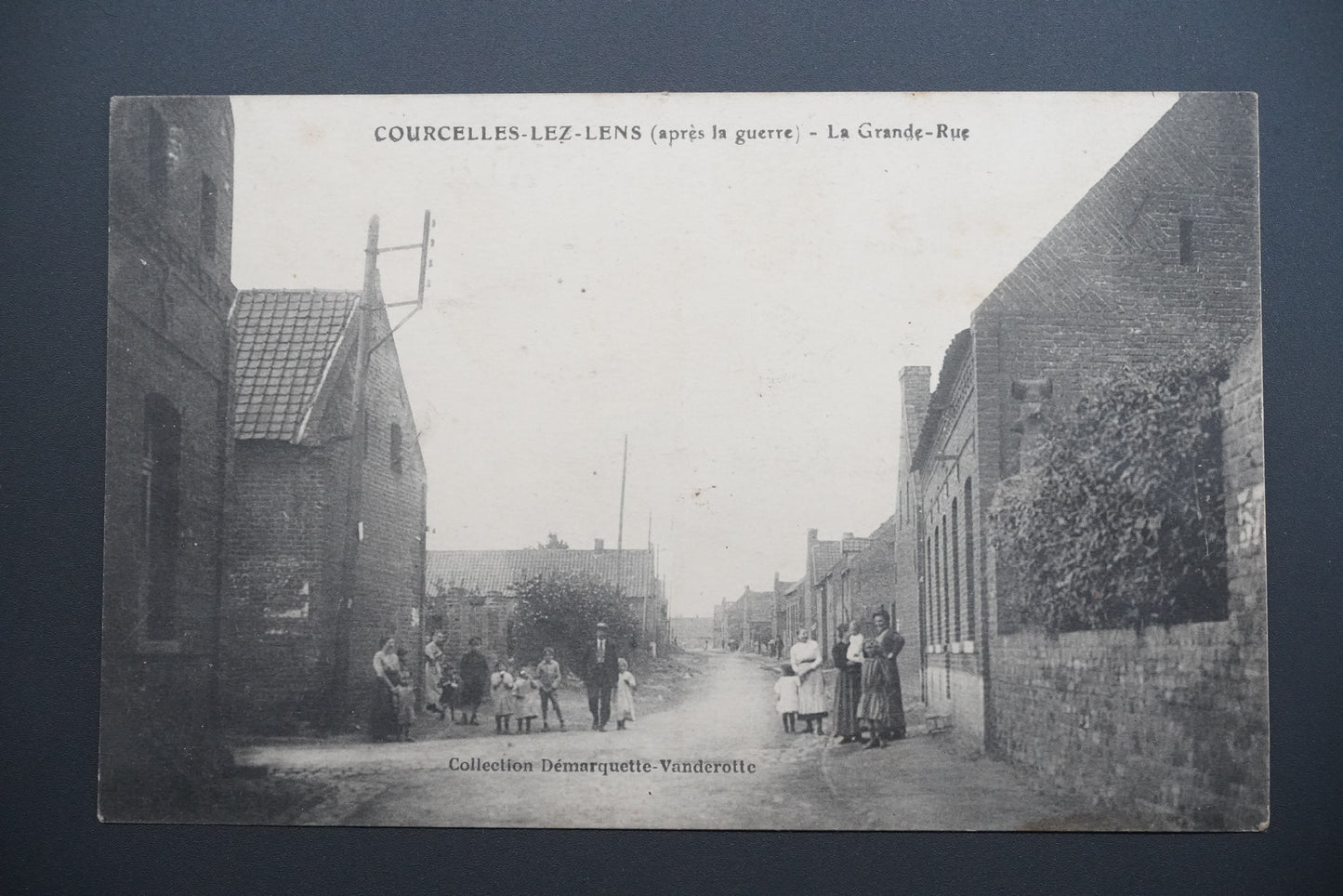 Pohlednice Courcelles-lez-Lens – Grande-Rue po válce (x9603)
