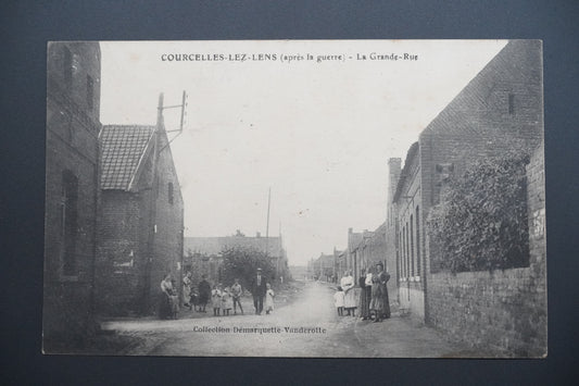 Pohlednice Courcelles-lez-Lens – Grande-Rue po válce (x9603)