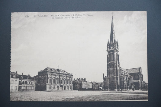 Pohlednice Calais – Place Crèvecœur, kostel a radnice (x9621)