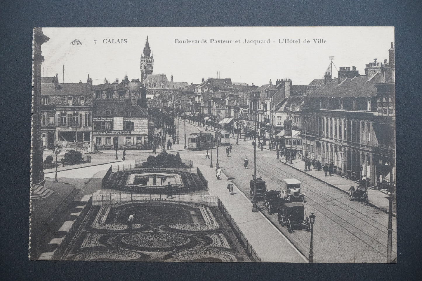 Pohlednice Calais – bulváry Pasteur a Jacquard, radnice (x9626)