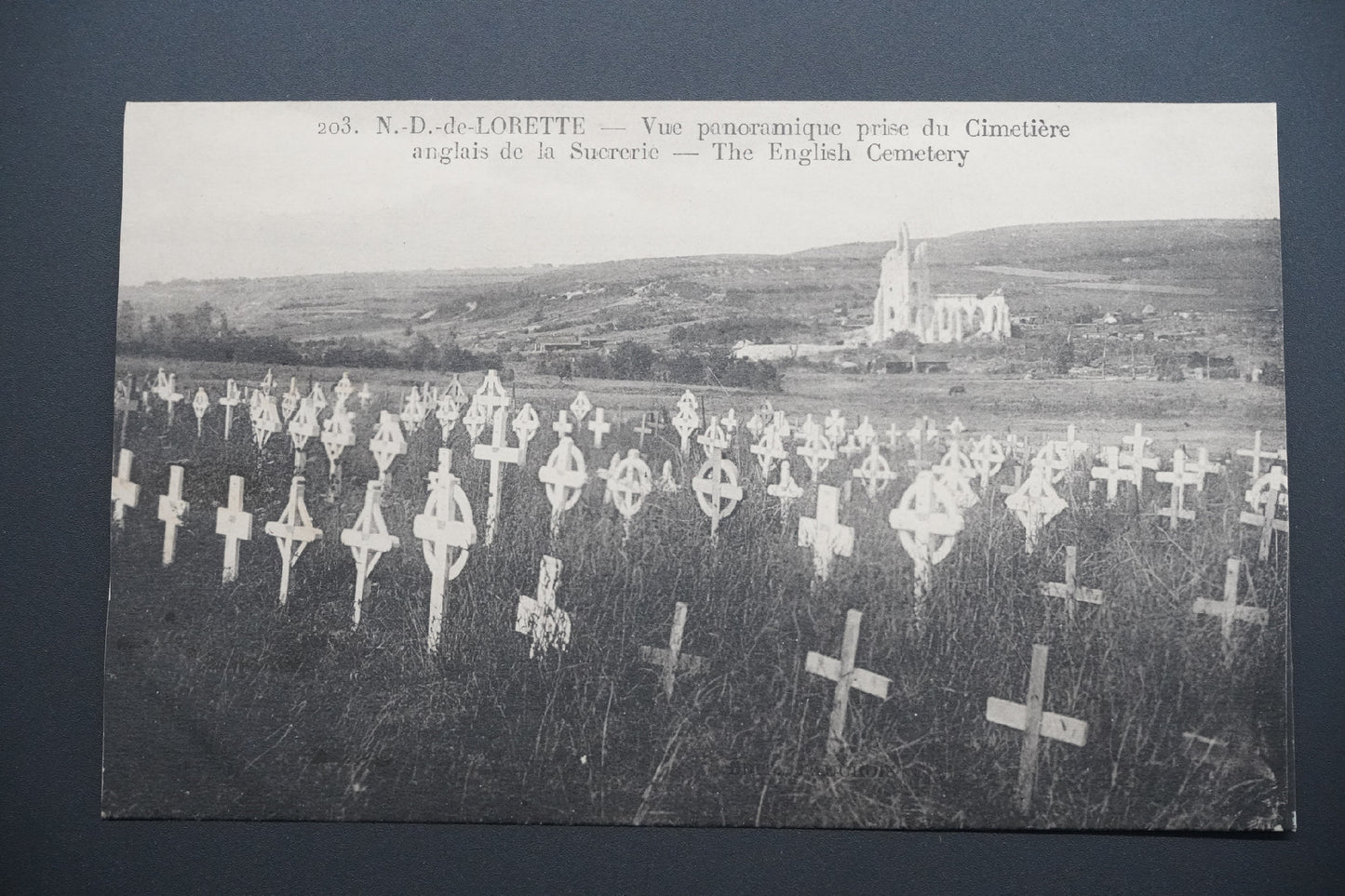 Pohlednice N.-D.-de-Lorette – výhled od brit. hřbitova (x9697)