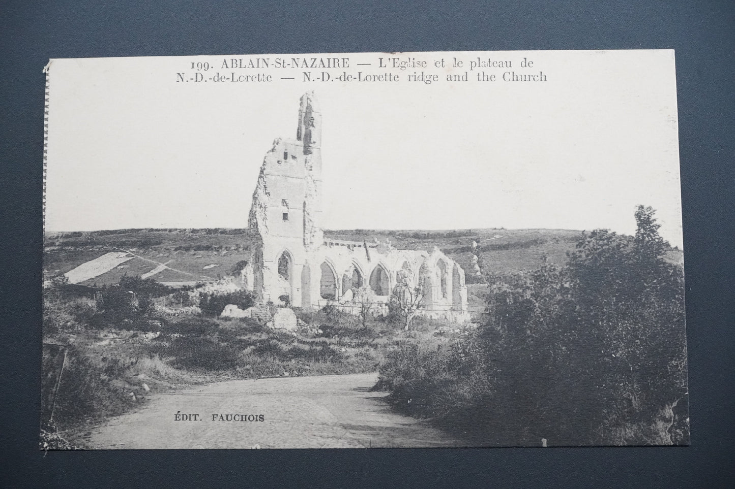 Pohlednice Ablain-St-Nazaire – kostel a pláň N.-D.-de-L. (x9701)