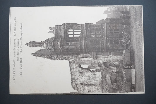 Pohlednice Arras – radnice, ulice Tří tváří po válce (x9704)