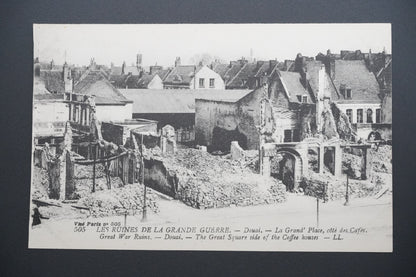 Pohlednice Douai – náměstí, strana s kavárnami (x9711)