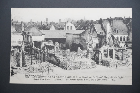 Pohlednice Douai – náměstí, strana s kavárnami (x9711)