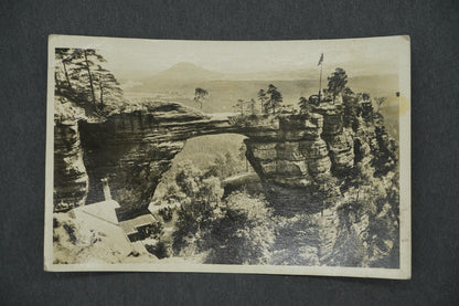 Pohlednice ČESKÉ ŠVÝCARSKO - PRAVČICKÁ BRÁNA V POZADÍ RŮŽÁK (x13268)