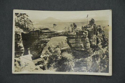 Pohlednice ČESKÉ ŠVÝCARSKO - PRAVČICKÁ BRÁNA V POZADÍ RŮŽÁK (x13268)