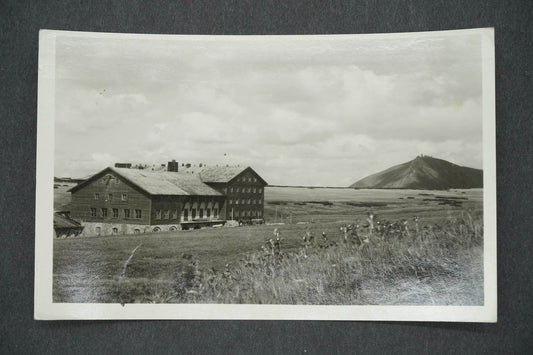 Pohlednice KRKONOŠE - LOUČNÍ BOUDA, VZADU SNĚŽKA (x14110)