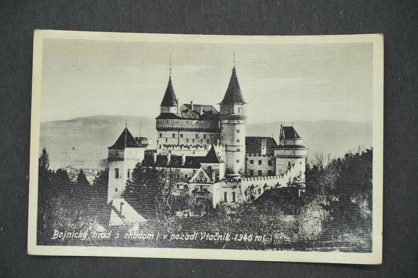 Pohlednice BOJNICKÝ HRAD S CHODOM V POZADÍ VTAČNÍK 1346 M. (x14271)