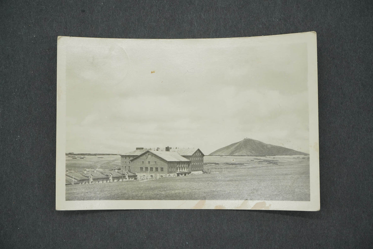 Pohlednice KRKONOŠE LUČNÍ BOUDA V POZADÍ SNĚŽKA (x14748)