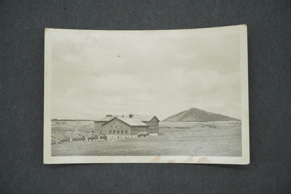 Pohlednice KRKONOŠE LUČNÍ BOUDA V POZADÍ SNĚŽKA (x14748)