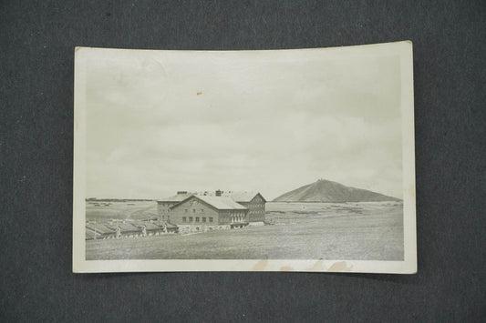 Pohlednice KRKONOŠE LUČNÍ BOUDA V POZADÍ SNĚŽKA (x14748)