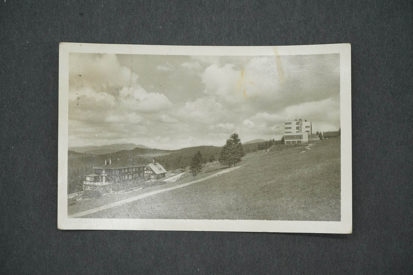 Pohlednice TURISTICKÁ ÚTULNA U DAŇKŮ A HOTEL SULOV BÍLÝ KŘÍŽ (x14757)