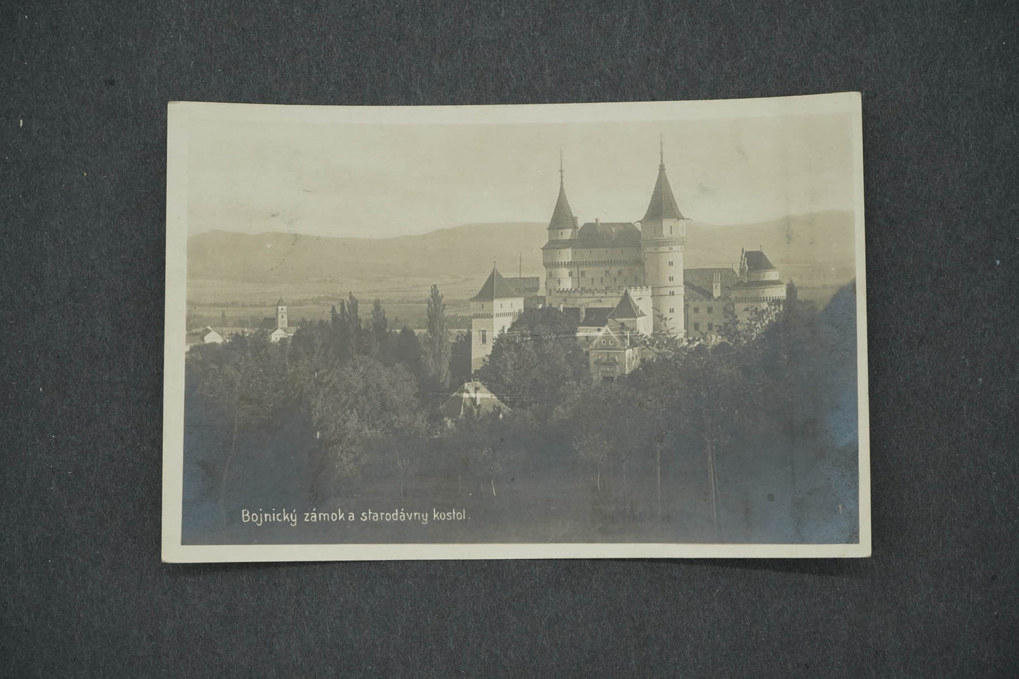 Pohlednice BOJNICKÝ ZÁMOK A STARODÁVNY KOSTOL (x14847)