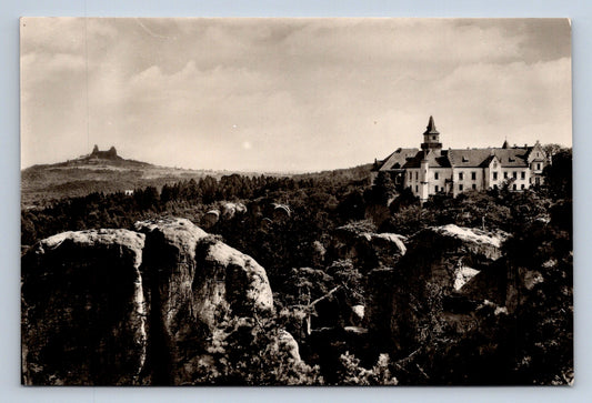 Pohlednice ČESKÝ RÁJ HRUBÁ SKÁLA V POZADÍ TROSKY (x16409)