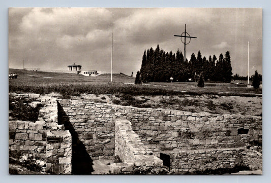 Pohlednice Lidice - pláň hrobů lidických mužů (JN527)