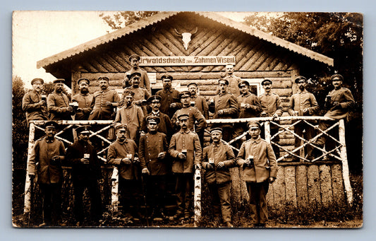 Pohlednice Vojáci před loveckou chatou (JN1312)