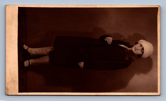 Pohlednice DÍVKA V KABÁTĚ (x17742)