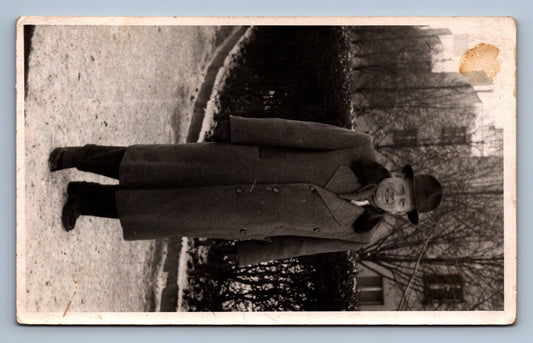 Fotografie MUŽ V KABÁTU (x17960)