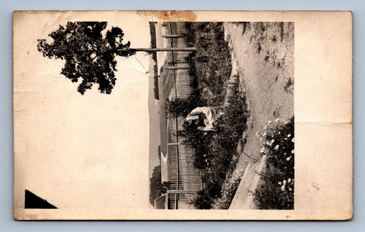 Pohlednice ŽENA NA ZAHRÁDCE (x17973)