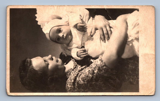 Pohlednice ŽENA S DÍTĚTEM (x18082)