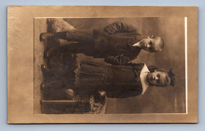 Pohlednice CHAPEC A DÍVKA (x18143)