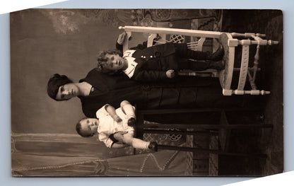 Pohlednice ŽENA S DVĚMI DĚTMI (x18193)