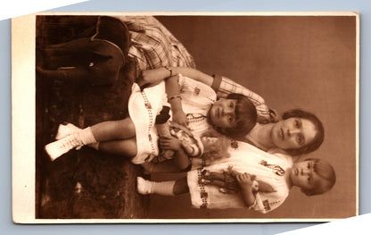 Pohlednice ŽENA S DVĚMI DĚTMI (x18194)