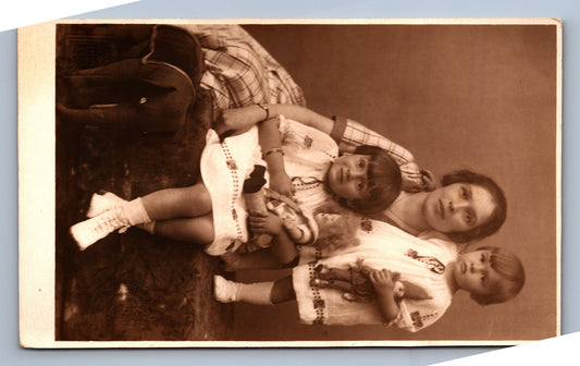 Pohlednice ŽENA S DVĚMI DĚTMI (x18194)
