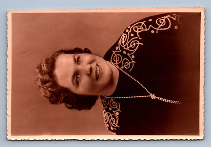 Pohlednice ŽENA S KORÁLKY (x18237)