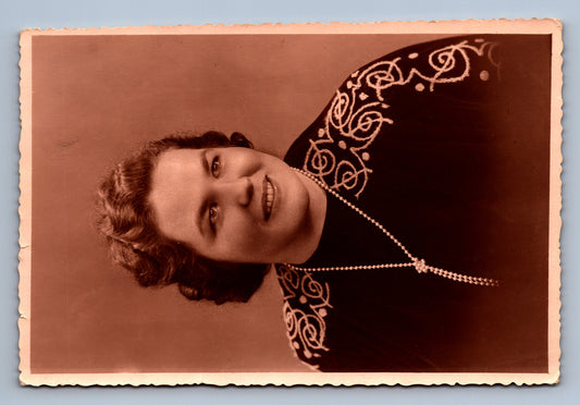 Pohlednice ŽENA S KORÁLKY (x18237)