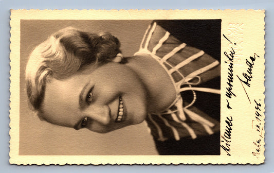 Pohlednice ŽENA S ÚSMĚVĚM 1936 HEREČKA (x18239)