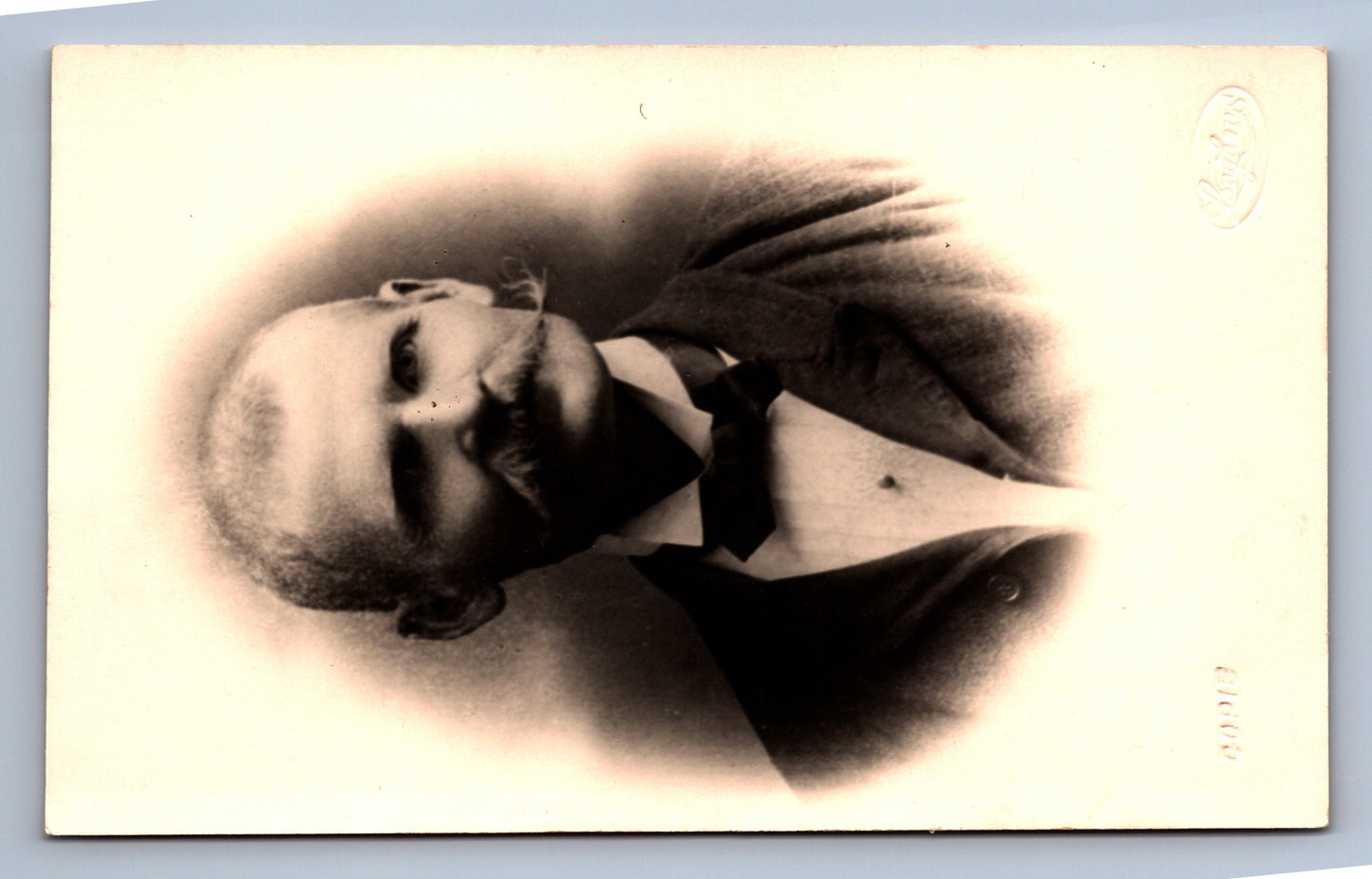 Pohlednice MUŽ S KNÍREM (x18253)