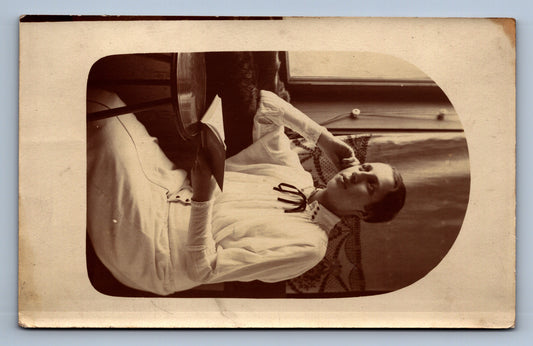 Pohlednice ŽENA S KNIHOU (x18269)