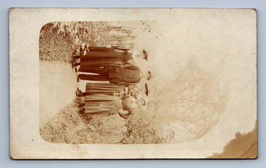Pohlednice LIDÉ V KLOUBOUCÍCH V PŘÍRODĚ (x18273)