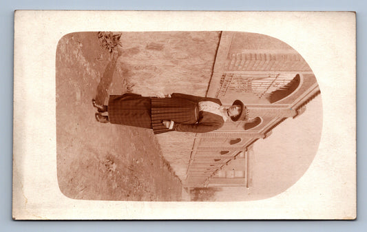 Pohlednice ŽENA V KLOBOUKU NA PROCHÁZCE (x18284)