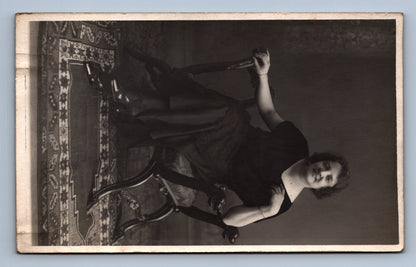 Pohlednice ŽENA V KŘESLE (x18298)