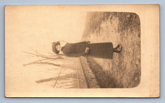 Pohlednice ŽENA S KLOBOUKEM (x18475)
