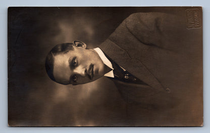 Pohlednice MUŽ S KNÍREM (x18504)