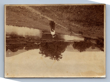Pohlednice ŽENA V KLOBOUKU U ŘEKY (x18551)