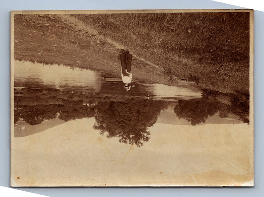 Pohlednice ŽENA V KLOBOUKU U ŘEKY (x18551)
