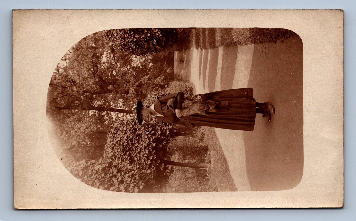 Pohlednice ŽENA V KLOBOUKU A KOŽEŠINOU (x18572)