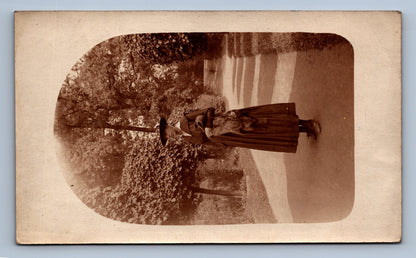 Pohlednice ŽENA V KLOBOUKU A KOŽEŠINOU (x18572)