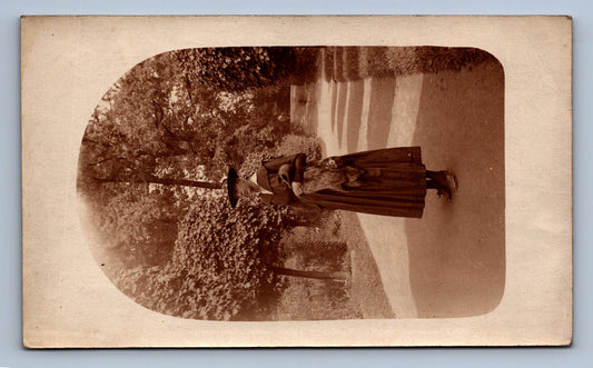 Pohlednice ŽENA V KLOBOUKU A KOŽEŠINOU (x18572)