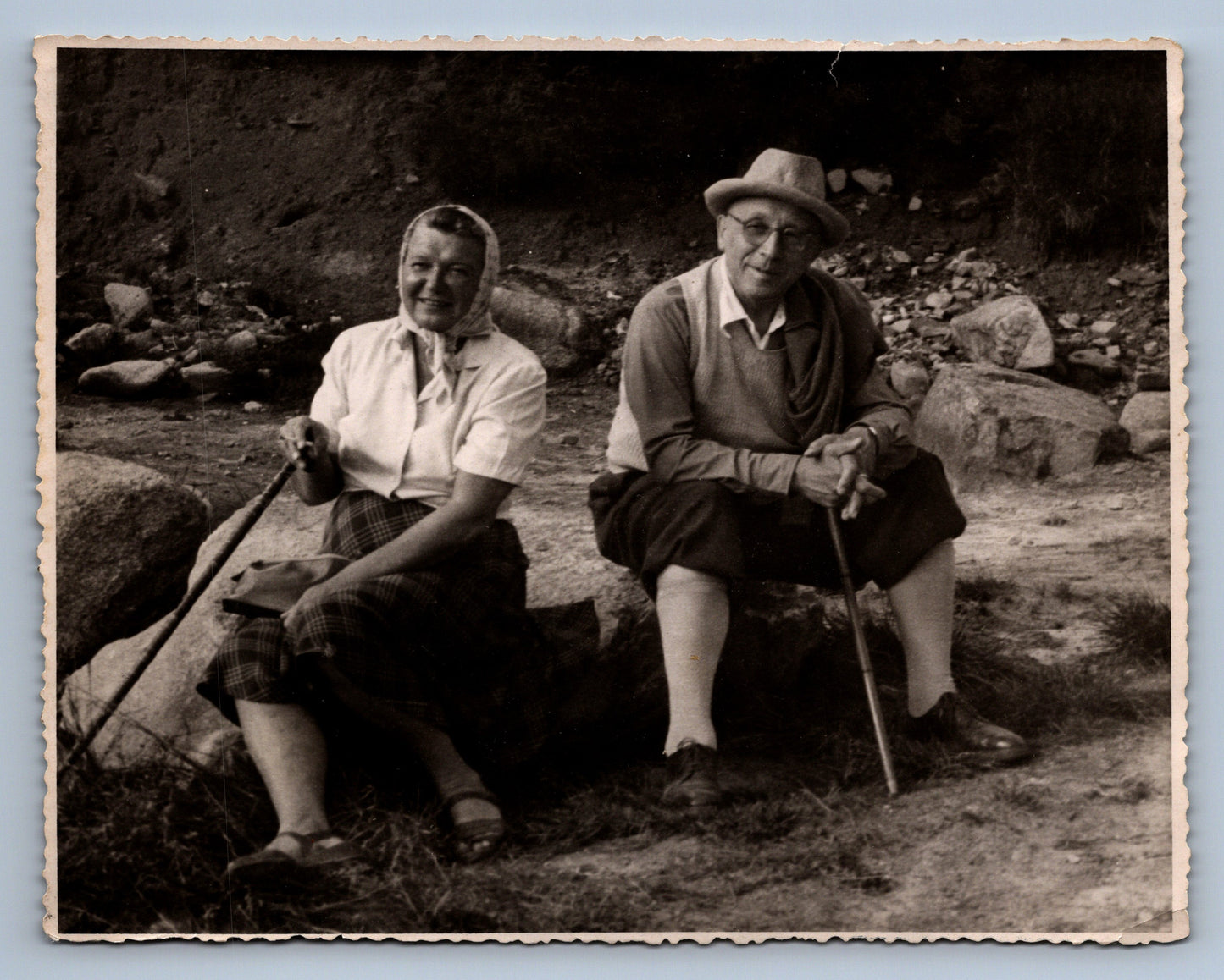 Fotografie DĚDA A BABIČKA NA PROCHÁZCE (x18738)