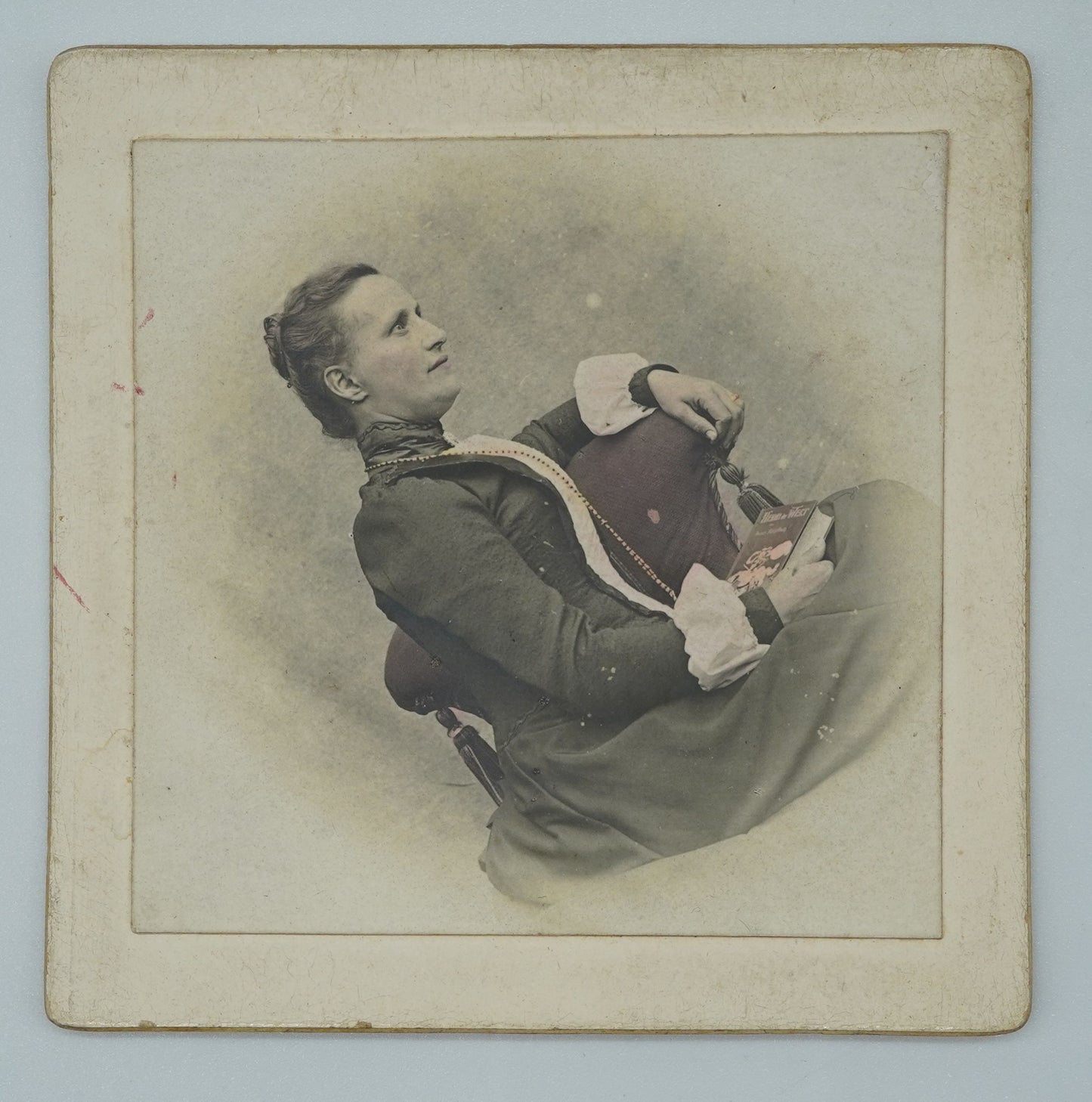Fotografie ŽENA S KNIHOU (x18779)
