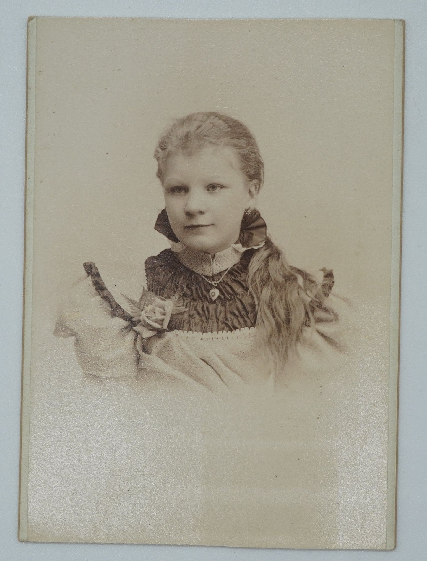 Fotografie DÍVKA V ŠATECH J. TOMÁŠ (x18793)